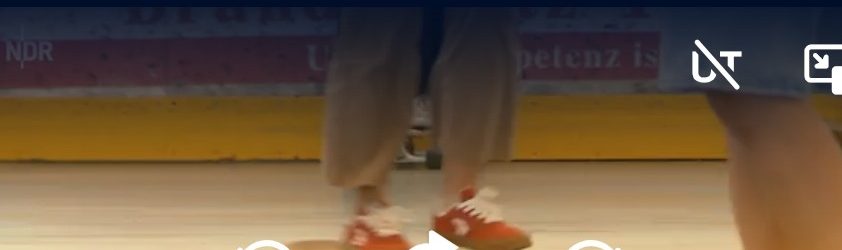 Longboard-Szene trifft sich auf der Eisbahn in Stellingen bei Hamburg